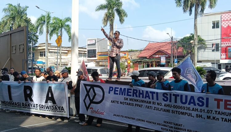 Puluhan massa dari Suara Informasi Rakyat Sriwijaya (SIRA) dan Pemerhati Situasi Terkini (PST) menggelar aksi damai untuk ketiga kalinya di Pemkot Kota Palembang.