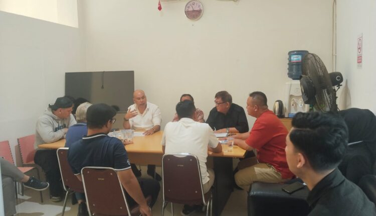 Pengelola parkir PT Kuala Permai bersama para tenant saat menggelar musyawarah membahas penataan parkir di Kompleks Rajawali Palembang.