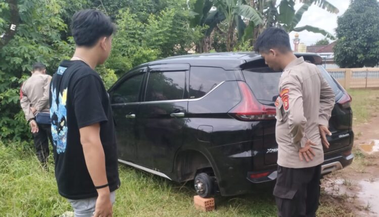 Aparat kepolisian melakukan cek ke TKP.