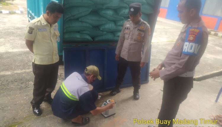 Personel Polsek Buay Madang Timur kawal pengiriman jagung hasil panen petani binaan ke Gudang Bulog.