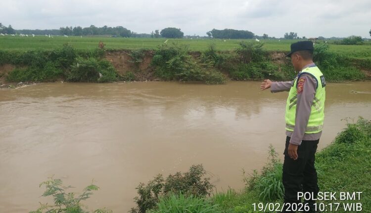 Giat monitoring debit air sungai macak di desa Kedu.