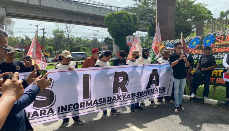Massa dari Solidaritas Indonesia Raya (SIRA) menggelar aksi demonstrasi di Kantor Kejaksaan Tinggi Sumatera Selatan.