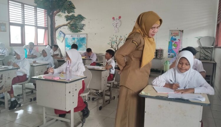 Aktivitas belajar mengajar di kelas tetap berlangsung dengan ritme yang disesuaikan selama Bulan Ramadhan.