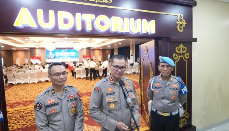 Kabid Humas Polda Sumsel Nandang Mu'min Wijaya (tengah).