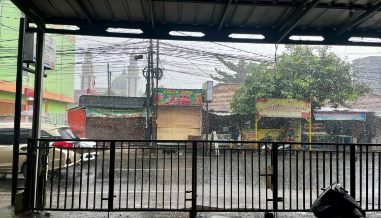 Hujan guyur Kota Palembang. (Foto: Tia)