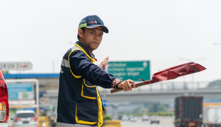 Salah satu petugas di Tol. (Foto: Hutama Karya)
