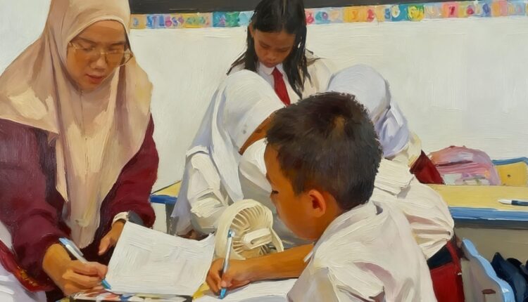 Siswa ABK sedang belajar di dalam kelas didampingi oleh orang tuanya.