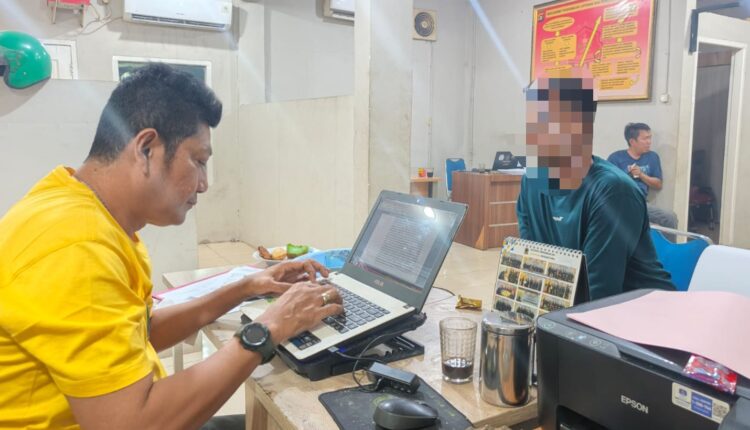 Pelaku saat diperiksa.