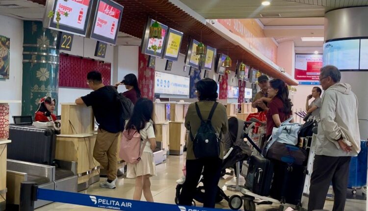Suasana area check in Bandara Internasional SMB II Palembang. (Foto: Tia)