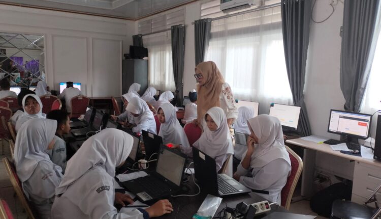 Siswa mengikuti kegiatan belajar di dalam kelas sebelum memasuki masa libur sekolah menjelang Hari Raya Idul Fitri 1447 Hijriah.