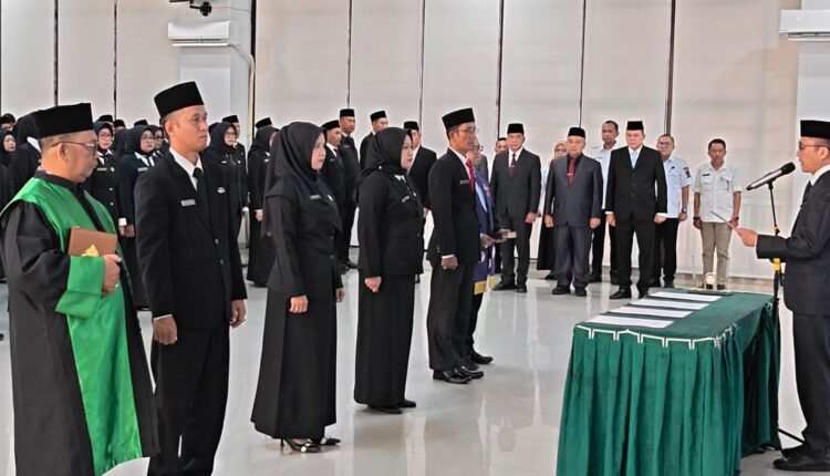 Pemerintah Kota Palembang resmi melantik 120 kepala sekolah jenjang SD dan SMP.