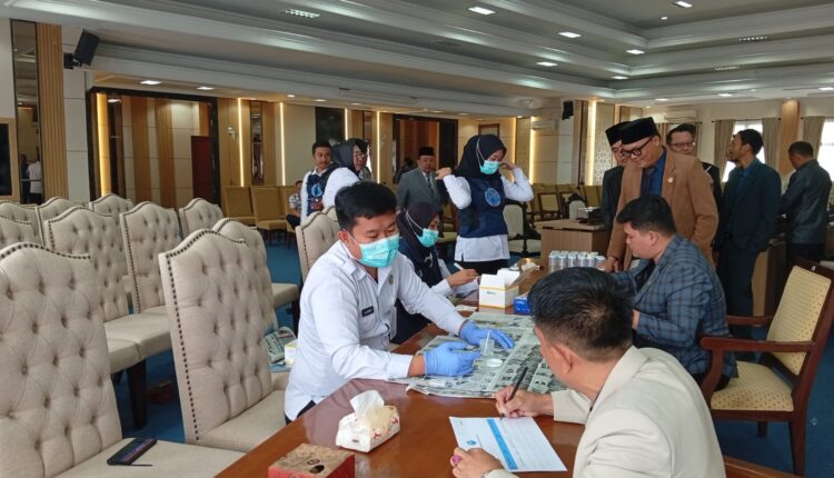 Bekerjasama dengan BNNK Pagar Alam, DPRD Kota Pagar Alam menggelar tes urine dadakan bagi para anggota dewan dan staf Sekwan.