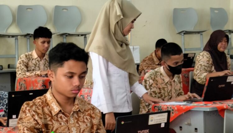 Meski hanya memiliki 15 unit Chromebook, SMP Negeri 50 Palembang sukses menyelenggarakan Tes Kemampuan Akademik (TKA) 2026 bagi 269 siswanya.
