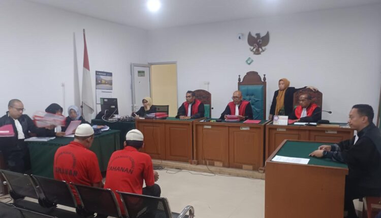 kurir sabu asal Aceh, Abdullah dan Salahuddin, tertunduk saat mendengarkan pembacaan tuntutan oleh JPU di PN Palembang.