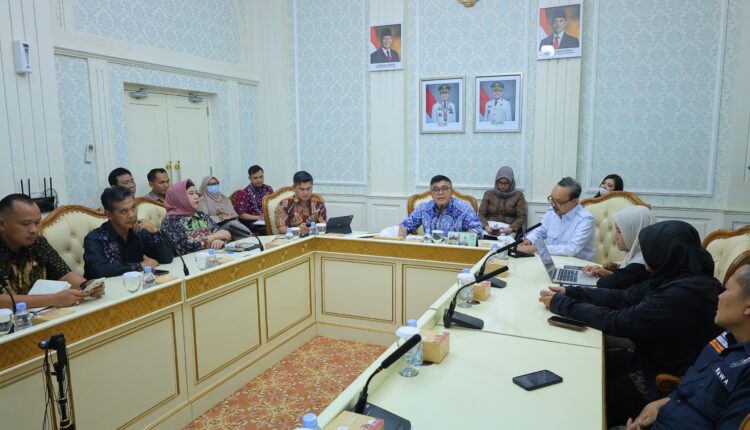 Sekretaris Daerah Kota Palembang, Aprizal Hasyim (tengah), saat memberikan arahan dalam rapat koordinasi terkait program KIE (Komunikasi, Informasi, dan Edukasi) pengelolaan sampah di Kantor Walikota Palembang.