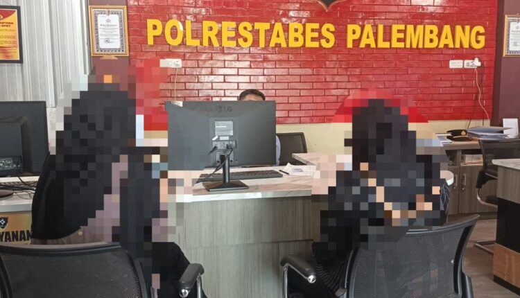Korban ND (19) didampingi pihak keluarga saat memberikan keterangan kepada petugas di ruang pelayanan SPKT Polrestabes Palembang.