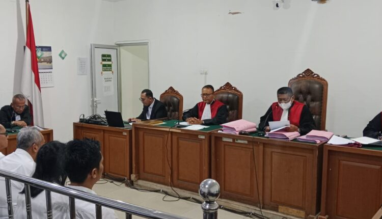 Majelis Hakim yang diketuai oleh Fauzi Isa (tengah) saat membacakan putusan sela dalam sidang perkara dugaan korupsi fasilitas kredit BRI di Pengadilan Negeri Tipikor Palembang.