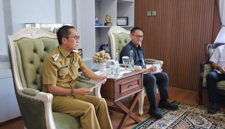 Wali Kota Palembang, Ratu Dewa, menerima kunjungan Kepala BI Sumsel, Bambang Pramono, guna membahas penguatan ekosistem ekonomi syariah.