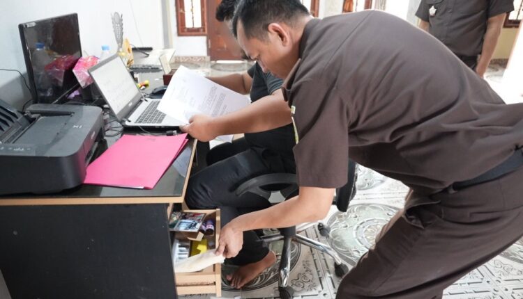 Tim penyidik Kejati Sumsel melakukan penggeledahan serentak di Sekayu dan Palembang. Berbagai dokumen administrasi dan data digital disita sebagai bagian dari strategi pengumpulan alat bukti yang sah.