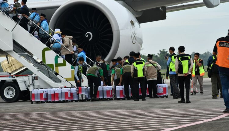 Pemerintah Provinsi Sumatera Selatan melepas keberangkatan 443 jemaah haji kloter pertama yang bertolak ke Madinah menggunakan Saudi Arabian Airlines.