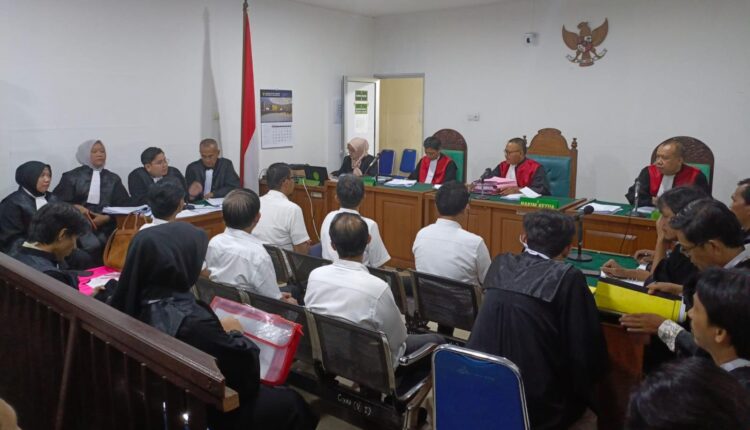 Majelis Hakim yang diketuai Idi’il Amin mendengarkan keterangan saksi terkait dugaan penyalahgunaan wewenang di Bank Sumsel Babel Capem Semendo.