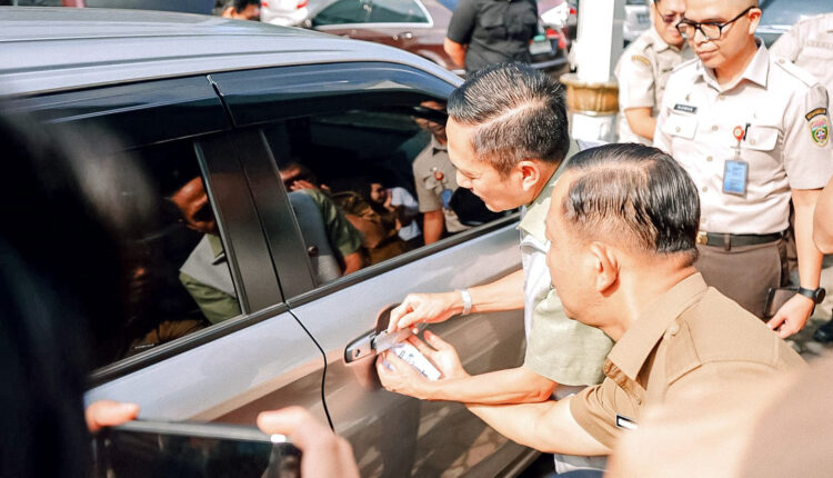 Wali Kota Palembang, Ratu Dewa, melakukan pengecekan acak kendaraan bermotor di halaman parkir Setda Kota Palembang.