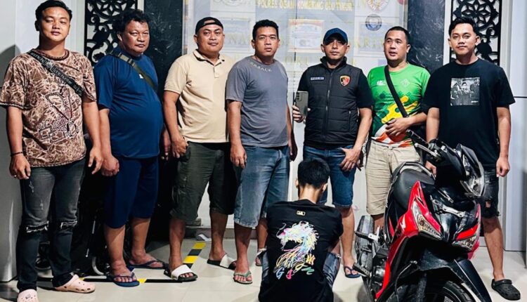 Satreskrim Polres OKU Timur melalui Tim Opsnal Shadow Walet berhasil meringkus AP (30), pelaku pencurian dengan kekerasan yang menyamar sebagai anggota polisi.