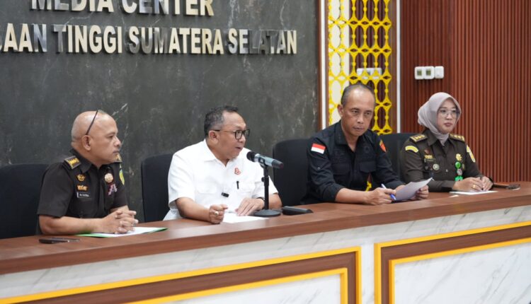 Tiga tersangka, termasuk dua mantan pimpinan bank cabang Martapura (KS & SF) dan satu pengguna dana (FS), resmi ditetapkan setelah penyidik menemukan bukti kuat adanya kerugian negara sebesar Rp 3,9 miliar.