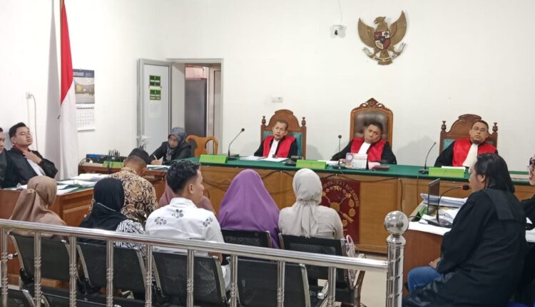 Suasana sidang lanjutan perkara dugaan korupsi pengelolaan Biaya Pengganti Pengolahan Darah (BPPD) PMI Kabupaten Muara Enim dengan terdakwa Wike Dian Anggraini (tengah) di Pengadilan Negeri Palembang.