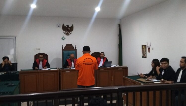 Terdakwa Debyk (tengah) mendengarkan pembacaan amar putusan oleh Majelis Hakim yang diketuai Ahmad Samuar di Pengadilan Negeri Palembang.