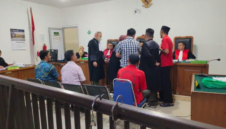 Suasana konfrontasi antara saksi Yunas Gusworo dan terdakwa Suwanto dalam sidang perkara pembunuhan sadis jasad dibakar.