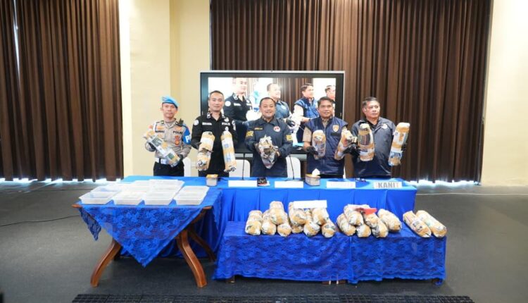 Kabid Humas Polda Sumsel Kombes Pol Nandang Mu’min Wijaya (tengah) bersama jajaran Ditresnarkoba menunjukkan barang bukti 220 kilogram ganja kering siap edar di Mapolda Sumsel.
