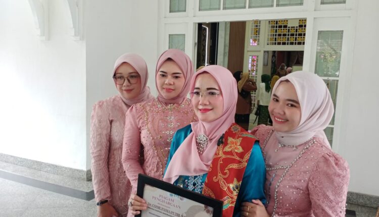 Bertepatan dengan peringatan Hari Kartini, Conie Pania Putri menerima penghargaan di bidang Hukum Advokasi Sosial dan Akademisi.