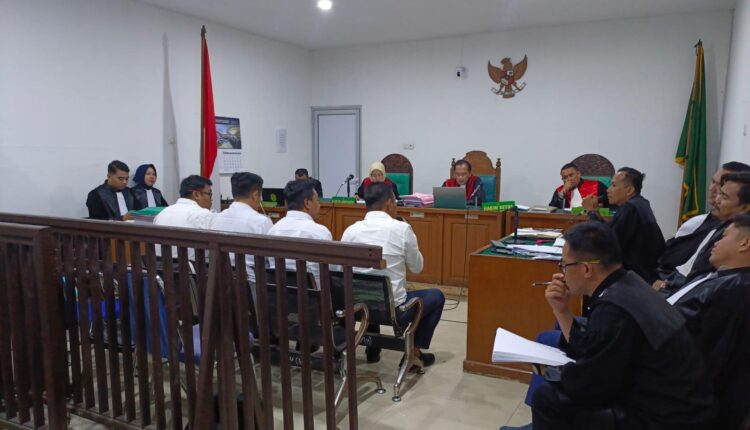 Empat terdakwa kasus dugaan korupsi dana hibah KONI Lahat (duduk di kursi pesakitan) memberikan keterangan yang saling bertolak belakang dalam sidang di Pengadilan Tipikor Palembang.