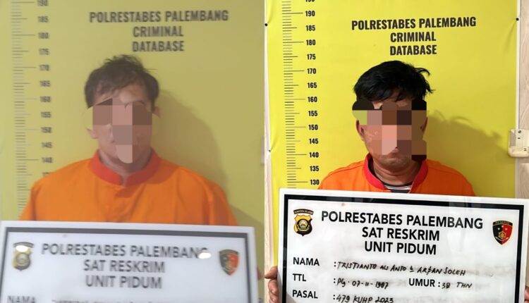 Tersangka Tristianto alias Anto (kanan) dan Syahrizal Chan alias Chan (kiri) saat menjalani proses identifikasi di Mapolrestabes Palembang.