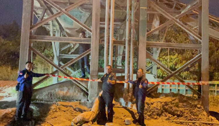 Tim Penyidik Pidsus Kejati Sumsel memasang garis pembatas saat melakukan penyitaan aset milik PT KMM di Jalan Soekarno Hatta, Palembang.