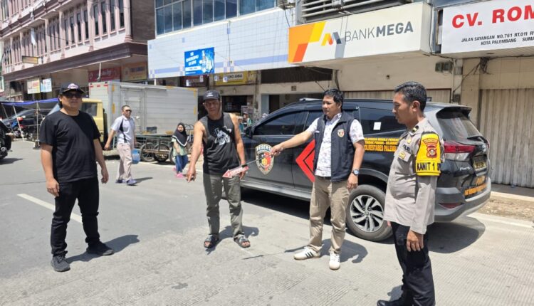 Petugas gabungan Polrestabes Palembang melakukan olah Tempat Kejadian Perkara (TKP) di Jalan Sayangan, depan Hotel 999, Kelurahan 16 Ilir.