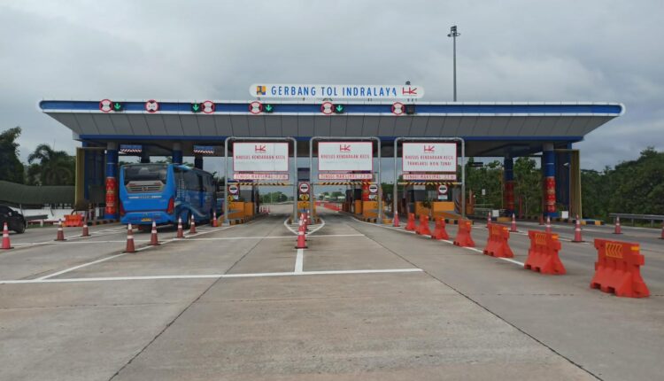 Suasana di Gerbang Tol Indralaya yang menjadi salah satu titik pantauan selama libur panjang akhir pekan Hari Buruh 2026.