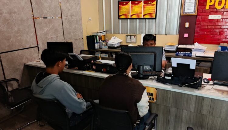 MR (24), seorang karyawan di Palembang, saat memberikan keterangan di ruang SPKT Polrestabes Palembang.