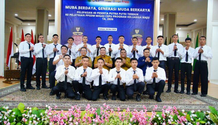 Bupati Musi Banyuasin, M Toha Tohet (tengah), berfoto bersama 40 putra-putri terbaik Muba saat acara pelepasan peserta pelatihan PPSDM Migas Cepu di Guest House Griya Bumi Serasan Sekate.