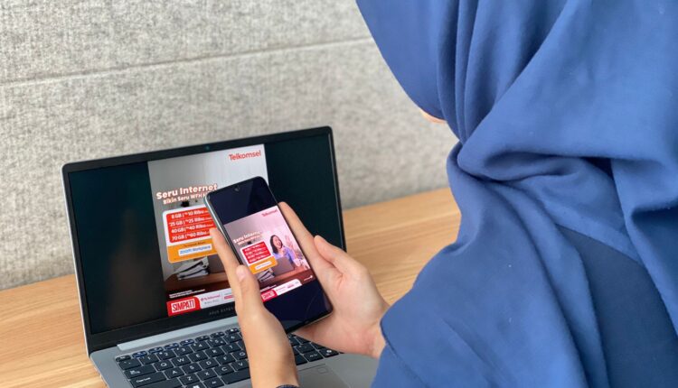 Seorang pelanggan sedang mengakses aplikasi MyTelkomsel untuk mengaktifkan Paket SERU WFH SIMPATI.