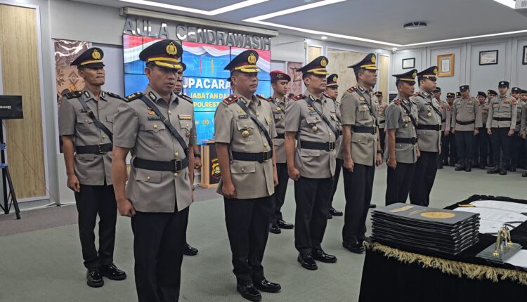 Kapolrestabes Palembang Kombes Pol Sonny Mahar Budi A (kedua dari kiri) saat memimpin upacara serah terima jabatan Kasat dan Kapolsek di Aula Cendrawasih.