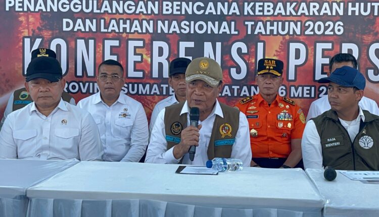 Menteri Koordinator Bidang Politik dan Keamanan (Menko Polkam) Djamari Chaniago (tengah) memberikan keterangan pers saat memimpin apel siaga penanggulangan kebakaran hutan dan lahan (karhutla) di Provinsi Sumatera Selatan.