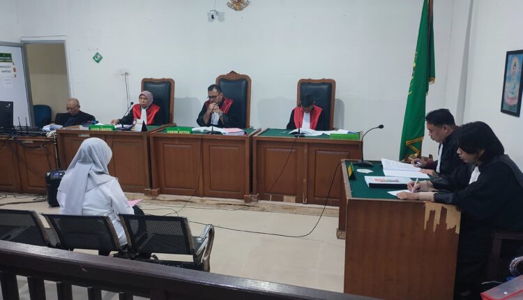 Terdakwa Wardiyah binti Abdul Wadud mendengarkan pembacaan nota pembelaan (pledoi) oleh kuasa hukumnya dalam sidang lanjutan kasus dugaan korupsi PMI Banyuasin di Pengadilan Tipikor Palembang.