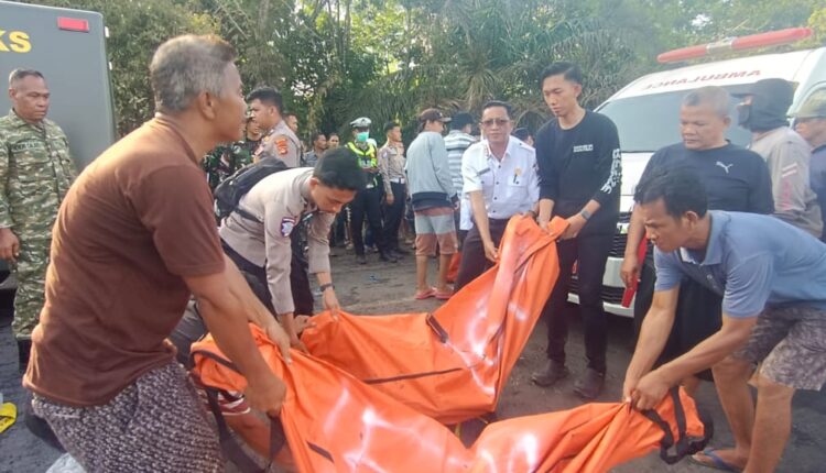 Petugas gabungan dari BPBD, TNI, Polri, bersama warga bahu-membahu mengevakuasi jenazah korban kecelakaan maut di Jalan Lintas Sumatera, Kecamatan Karang Jaya, Muratara.