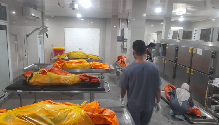 Petugas medis dan Tim Disaster Victim Identification (DVI) menyiapkan jenazah korban kecelakaan maut antara Bus ALS dan truk tangki di Instalasi Forensik RS Bhayangkara Moh Hasan Palembang, Sumatera Selatan.