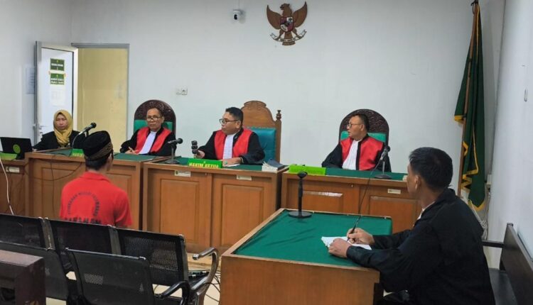 Majelis Hakim yang diketuai Kristanto Sahat (tengah) memberikan penjelasan saat menunda sidang pembacaan putusan perkara tindak pidana konservasi sumber daya alam dengan terdakwa M Juanda di Pengadilan Negeri Palembang.