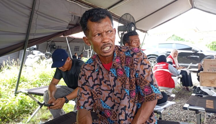 Hambali (43), paman dari korban kecelakaan maut Bus ALS, saat memberikan keterangan di depan posko RS Bhayangkara Moh Hasan Palembang.