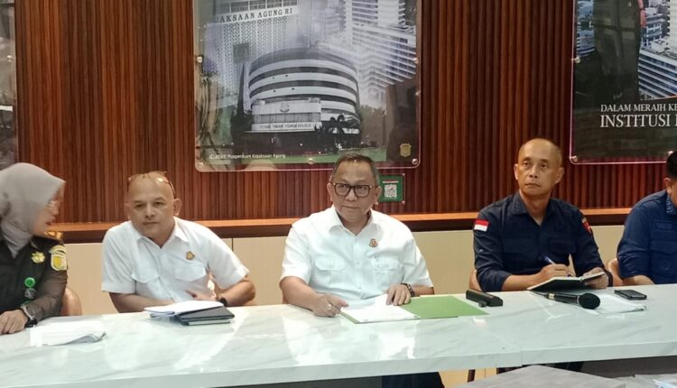 Kepala Kejati Sumsel, Ketut Sumedana, didampingi Aspidsus Nurhadi Puspandoyo, memberikan keterangan pers terkait perkembangan kasus dugaan korupsi penyaluran Kredit Usaha Rakyat (KUR) Bank Sumsel Babel Cabang Muara Enim di Gedung Kejati Sumsel.