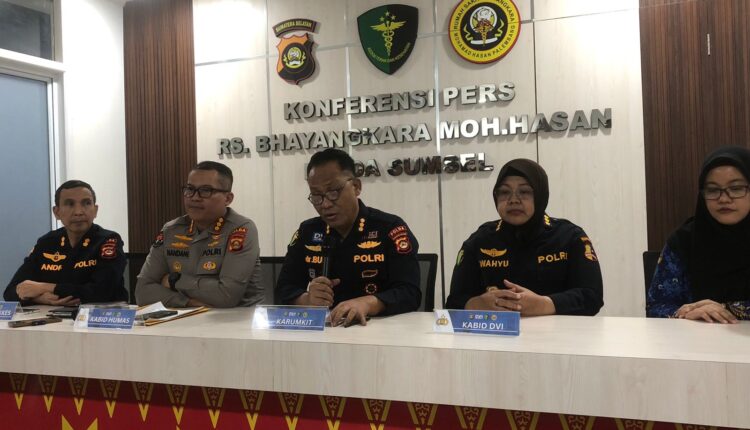 Kepala Rumah Sakit Bhayangkara Moh Hasan Palembang, Kombes Pol Budi Santoso (tengah), didampingi tim DVI dan Humas Polda Sumsel memberikan keterangan terkait perkembangan identifikasi korban kecelakaan bus ALS di Palembang.